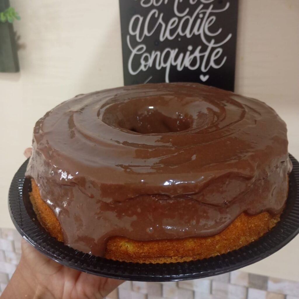 Bolo de chocolate com cobertura de coco